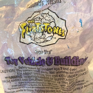 Vintage Toys ~ The FLINTSTONES ~ 1995 Mc Donald&#39;s Happy Meal Toy Vehicle & Building