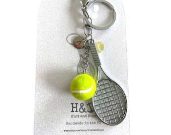 Porte-clés raquette de tennis personnalisé | Anniversaire | Cadeau entraîneur | Fan de tennis | Wimbledon | Cadeaux pour elle | Joueur de sport | Raquette | Boule | Royaume-Uni