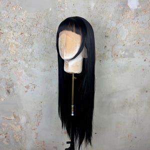 Peruka z koronką z przodu i czarną, strzyżoną grzywką inspirowana MissGagą | Cosplay, kostium i drag queen