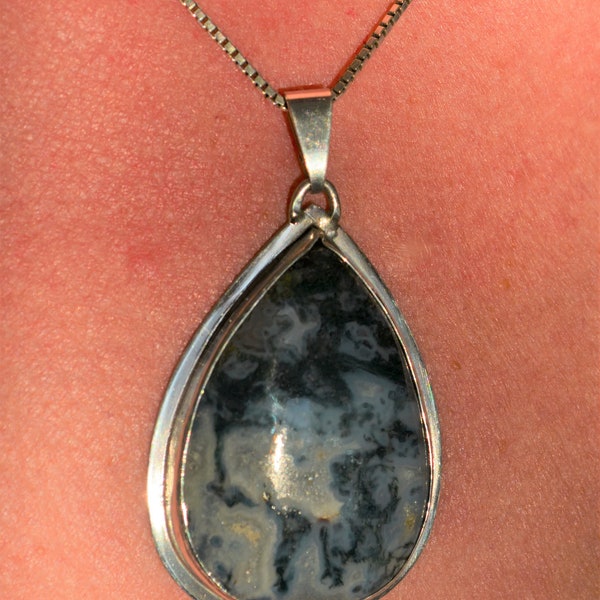 Cut Gem of Moss Agate and sterling silver pendant with a klavertjevier cutout. Total Pendant size: 44.8 x 33.3 mm.