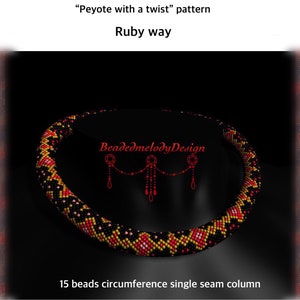 Può includere: Primo piano di una collana di perline nere, rosse e dorate con un motivo "Peyote con un twist". La collana ha una circonferenza di 15 perline e una singola colonna di cucitura. Il testo "BeadedmelodyDesign" è visibile nell'immagine.