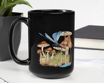 Tazza in ceramica con fungo e farfalla