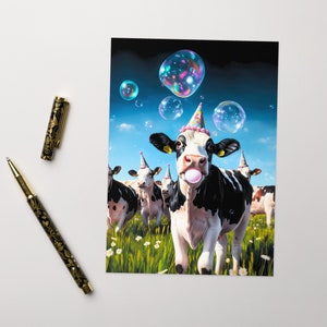 Feest tot de koeien thuiskomen! Wens-/verjaardagskaart Een koe met een feestmuts op bellenblazen met kauwgom met zijn kudde cowbuddies!