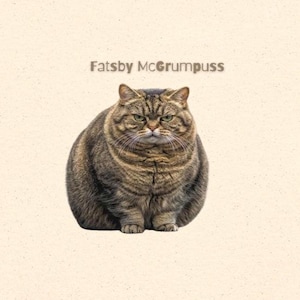 Puede incluir: Un gato atigrado grande y redondo con una expresión gruñona, sobre un fondo beige. El gato es marrón y canela con rayas más oscuras. El texto encima del gato dice "Fatsby McGrumpuss".