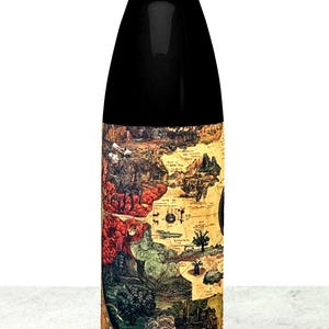 Peut inclure: Une gourde isotherme noire avec un couvercle et une base argentés. La bouteille présente un motif de carte vintage colorée. La carte comprend des teintes rouges, vertes et jaunes, créant un aspect détaillé et artistique. La bouteille est conçue pour garder les boissons froides.