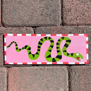 Pintura de cobra sorridente – Arte original em papelão reciclado – Decoração de parede rosa e verde