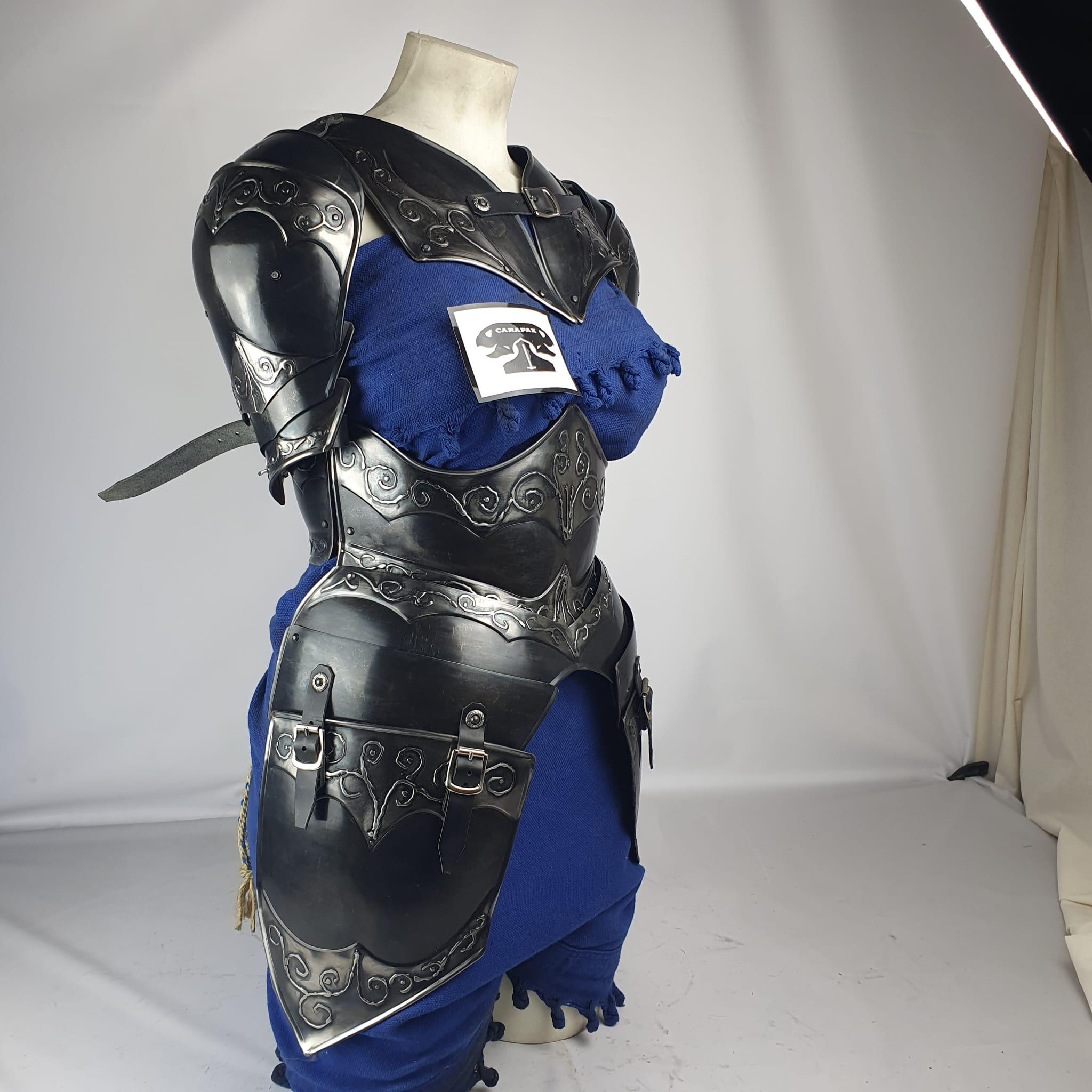 肩、襟、コサージュ、脚ポケットが装飾され、磨かれた黒ベルベットの