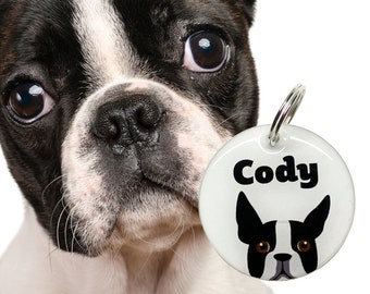Peut inclure: Une médaille ronde blanche pour chien avec une illustration en noir et blanc d'un Boston Terrier et le nom "Cody" imprimé en noir.