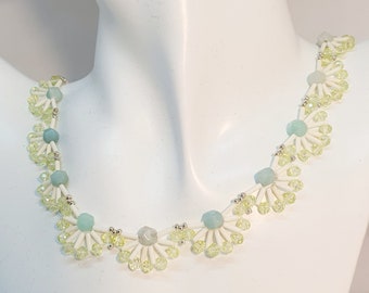 Collier  ras de cou perles Gemmes AmazoniteFacettes, et bugle perles longues  coloris de vert  tendre et blanc longueur 42 cm +7 d'extension