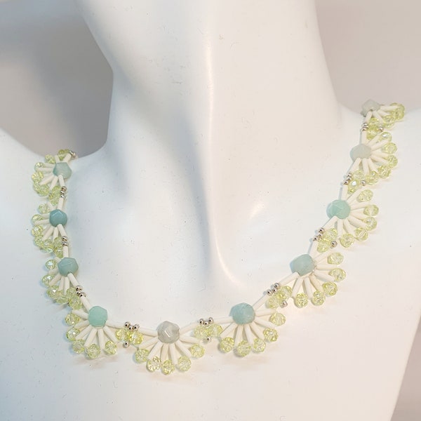 Collier  ras de cou perles Gemmes AmazoniteFacettes, et bugle perles longues  coloris de vert  tendre et blanc longueur 42 cm +7 d'extension