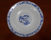 古色古香的中国瓷器 . Large blue and white cobalt underglaze bowl on foot figural motif.