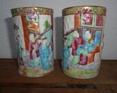 中国青 盘. A fine pair of Chinese Canton handpainted porcelain bambu imitating brushpots. Antique Canton. Circa 1870 - 1890.