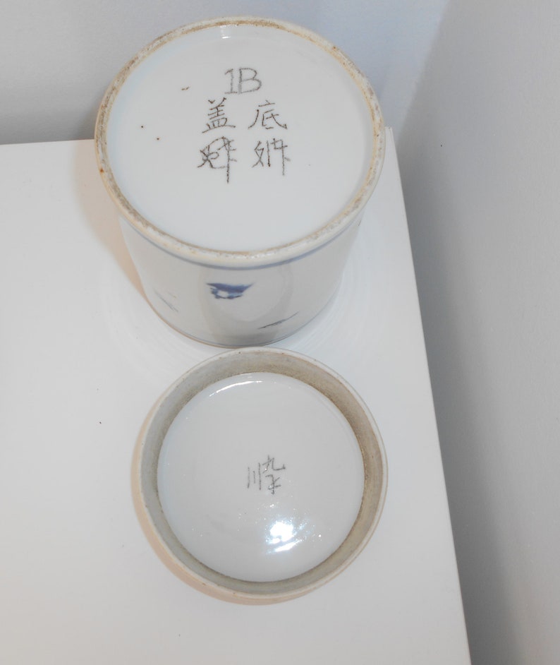 Antique chinese blue and white Tea caddy with lid landscape decoration China 19th-20th century antique chinese porcelain china porcelain