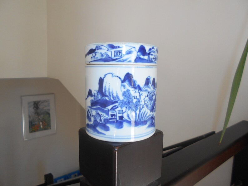 Antique chinese blue and white Tea caddy with lid landscape decoration China 19th-20th century antique chinese porcelain china porcelain