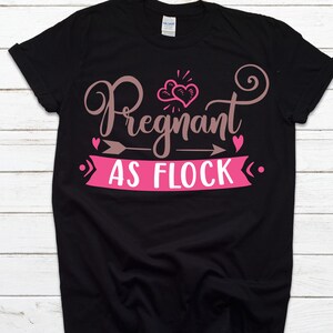 Koszulka Pregnant As Flock, Ogłoszenie o ciąży, Prezent na baby shower, Koszulka dla przyszłej mamy, Zabawna koszulka ciążowa, Koszulka dla nowej mamy, Prezent na dzień matki