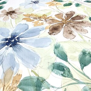 Pode incluir: Obra floral em aquarela com grandes flores azuis e marrons com folhas e caules verdes. A pintura tem um toque suave e arejado com pinceladas delicadas e uma paleta de cores claras. As flores s&atilde;o o ponto focal.