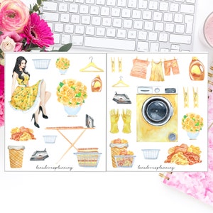 Könnte beinhalten: Ein Set mit Aquarell-Illustrationen zum Thema Wäsche und Reinigung. Die Illustrationen zeigen eine Frau in einem gelben Kleid, eine Waschmaschine, ein Bügeleisen, Wäschekörbe, Kleidung und Blumen. Der Text "lenalovesplanning" erscheint am unteren Rand jeder Illustration.