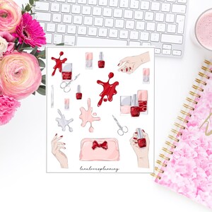 Könnte beinhalten: Ein Bogen Sticker mit einem Nagellack-Motiv. Die Sticker zeigen Nagellackflaschen, Nagellackspritzer, eine Hand mit rotem Nagellack und eine rosa Kosmetiktasche mit einer roten Schleife. Der Text "lenalovesplanning" befindet sich am unteren Rand des Bogens.