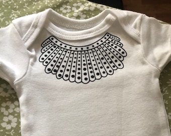 RBG Onesie| Ik ben het niet eens met onesie | Babyromper| RBG-babyshirt|Kraamcadeau| Ruth Bader Ginsburg-onesie, peutershirt, I Dissent-kraag