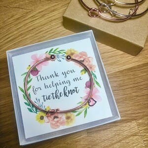 Grazie per avermi aiutato a legare il nodo, la carta dell'acquerello, l'oro rosa, legare il nodo, il bracciale del nodo, i set multipli del bracciale della damigella d'onore