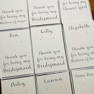 Merci d'être ma demoiselle d'honneur, proposition de demoiselle d'honneur personnalisée, carte de boucles d'oreilles, boîte à bijoux kraft, cadeau de demoiselle d'honneur, faire un noeud