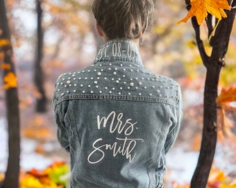 Chaqueta vaquera con perlas, Chaqueta vaquera personalizada para novia, Chaqueta vaquera con nombre de futura Sra., Chaqueta vaquera personalizada para compromiso, Regalo para la novia