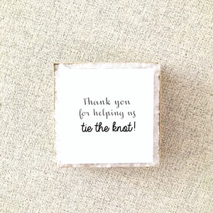 Gracias por ayudarnos a hacer el nudo, propuesta de dama de honor, caja de joyería kraft, hacer el nudo, tarjeta de pulsera, pulsera de nudo, tarjeta de pulsera