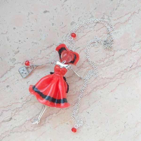 Puppenanhänger mit rotem Kleid Kette French doll