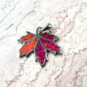 Silber 925 plated synthetische grün Opal Herbstblatt Kette Anhänger