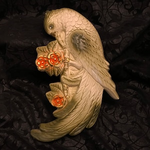 60er Jahre Kreide Papagei Plakette, Grün und Beige, Orange und Gold Blumen, Gastgeschenk Industrie, Tropische Vogel Dekor, Mid Century Dekor