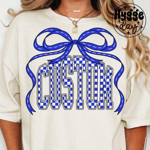 Texte personnalisé PNG, téléchargement numérique, sublimation, esprit d'école football mascotte étudiant drill équipe danse preppy coquette arc chemise design