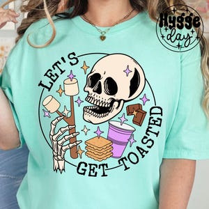 Brindemos PNG, descarga digital, sublimación, sublimar, campista, fogata, cócteles, camiseta divertida de esqueleto de calavera de malvavisco s'more