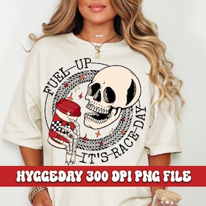 Tanken Sie auf, es ist Renntag PNG, digitaler Download, Sublimation, Sublimieren, Schädel, Skellie, Kaffee, Mama, Rennen, Feldweg, kariert,