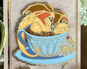 Ensemble d'épingles en émail de dragon de thé à la camomille - épingle d'art fantastique pour les amateurs de thé - art lunatique de dragon endormi
