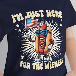 Camiseta "Here For The Wieners" / Divertida camiseta de picnic de verano con la bandera estadounidense del 4 de julio, roja, blanca y azul, con perritos calientes ondeando.