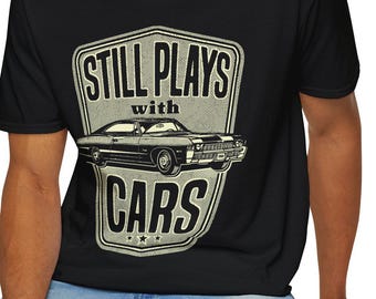 Camiseta Still Plays With Cars / Automóvil Impala clásico del 68 Regalo para entusiastas de los automóviles