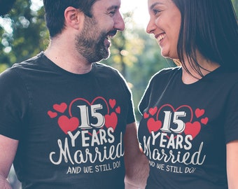 15-årsjubileum T-shirt / 15 år gifta och vi är det fortfarande! Rolig present till man kvinna make hustru par