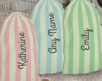Bolsa de lavandería personalizada - Rayas azul claro, verde y rosa. Regalo para la vuelta a la universidad. Bolsa de lavandería personalizada. Decoración para dormitorio. Artículos esenciales para el dormitorio.