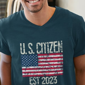 Staatsbürgerschaft Geschenk New US Citizen Est 2023 V-Ausschnitt T-Shirt / Schwarz oder MarineBlau