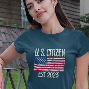 Staatsbürgerschaft Geschenk New US Citizen Est 2023 Damen T-Shirt / Schwarz, MarineBlau, Hellblau oder Weiß