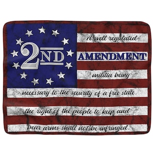 Puede incluir: Un diseño desgastado de la bandera estadounidense con las palabras "2ND AMENDMENT" y el texto de la Segunda Enmienda. La bandera presenta un campo azul con estrellas y rayas rojas y blancas, con un aspecto vintage y desgastado.