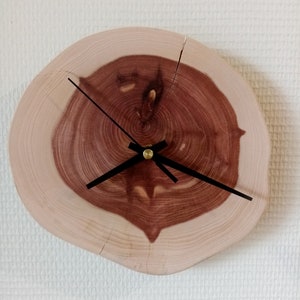 Horloge en bois d&#39;if naturel