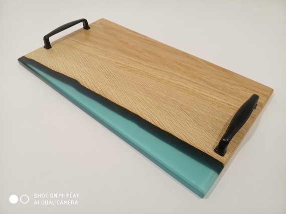 Plateau de service en bois (chêne) et résine époxy transparente bleu - France