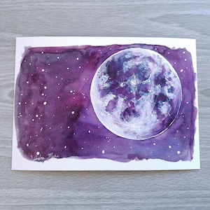 Impressão artística da lua em aquarela roxa