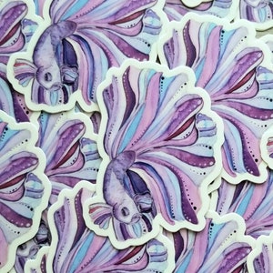Peut inclure: Une collection d'autocollants color&eacute;s repr&eacute;sentant une illustration aquarelle d'un poisson combattant violet et bleu avec une longue queue flottante.