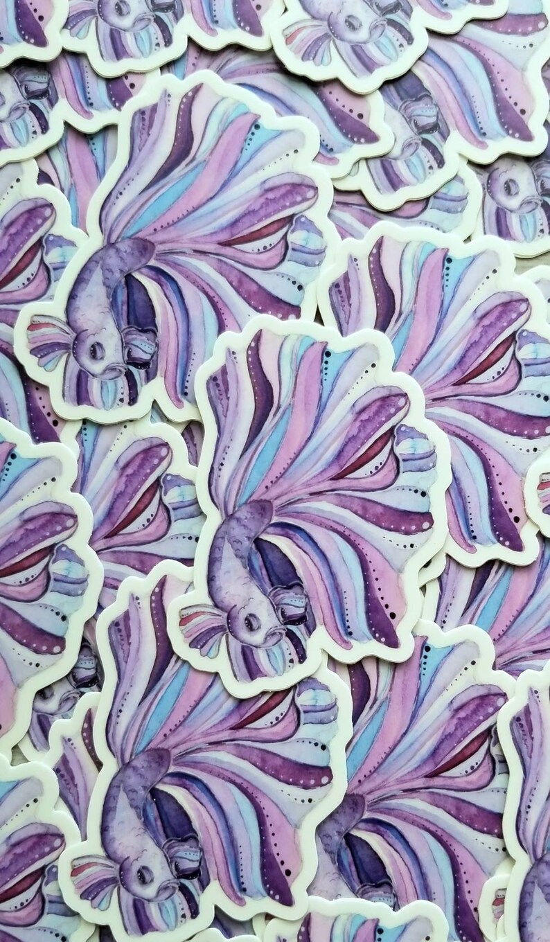 Peut inclure: Une collection d'autocollants color&eacute;s repr&eacute;sentant une illustration aquarelle d'un poisson combattant violet et bleu avec une longue queue flottante.