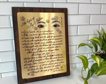 Placa de pared de madera grabada en tono latón, de 1980, "Los ojos de mi madre", metal dorado. Arte Oni / Poema de Oni Williams. Regalos para el Día de la Madre.