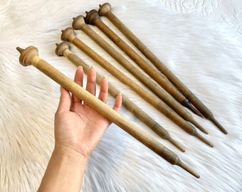 Juego vintage de 6 agujas de hilar de madera, agujas de tejer antiguas de 37 a 42 cm de largo, decoración de madera antigua estilo rústico moderno y orgánico.