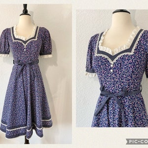 Vintage 1970s Gunne Sax By Jessica San Francisco Floral Calico Blue Dress With Belt, A-Line Midi Dress Eyelet Trim Puff Sleeves Size XS