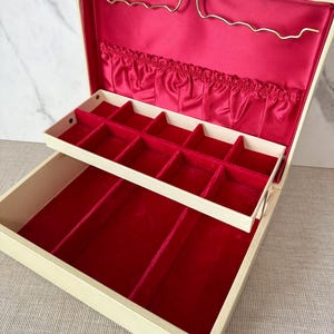 Vintage Lady Buxton Cream Jewelry Box, Red Velvet Lined Jewelry Boxes Hinged Lid Multiple Compartments